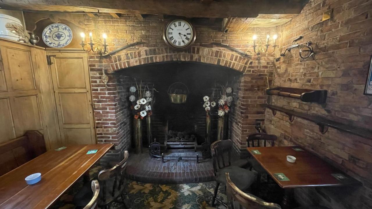 Crown Hotel ダウンハム・マーケット エクステリア 写真